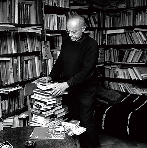 Stanisław Lem w swojej bibliotece ©lem.pl_zdjec̨ ie użyte w filmie Autor Solaris.
